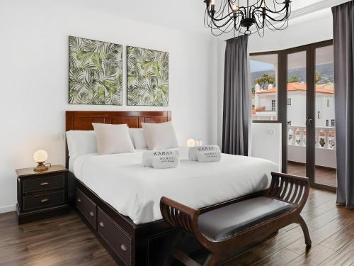 una camera da letto con un letto grande e una sedia di Karat Villa Salvaje a Puerto de la Cruz