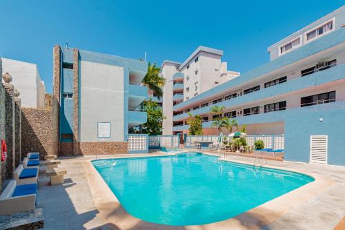 a swimming pool in front of a building at Hotel Belmar in Mazatlán