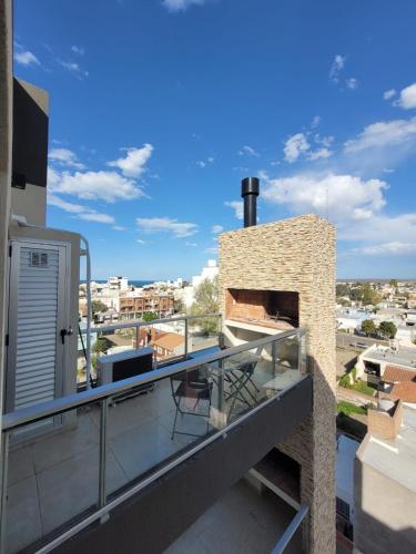 a balcony with a fireplace on top of a building at Amplio y moderno monoambiente con lindas vistas en excelente ubicación in Puerto Madryn