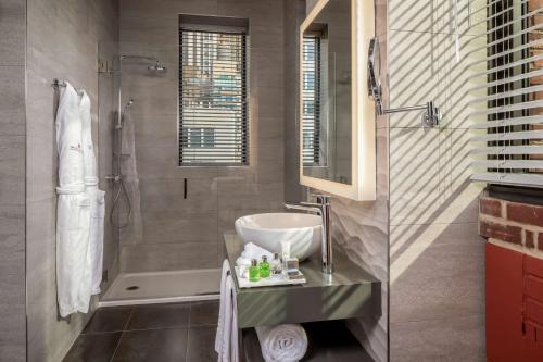 Ένα μπάνιο στο NH Collection New York Madison Avenue