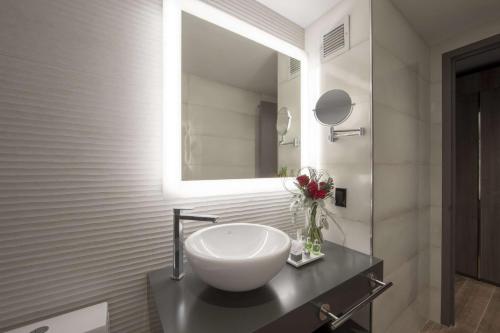Ένα μπάνιο στο NH Collection New York Madison Avenue