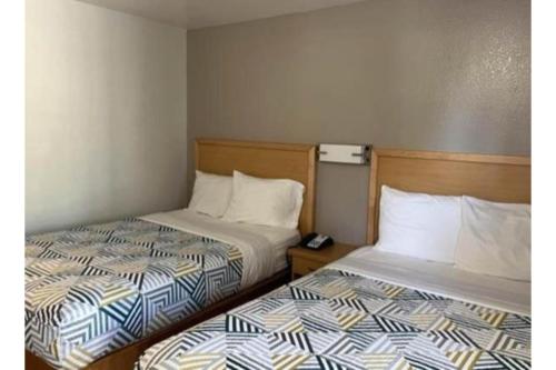 Letto o letti in una camera di Motel 6 Riviera Beach FL