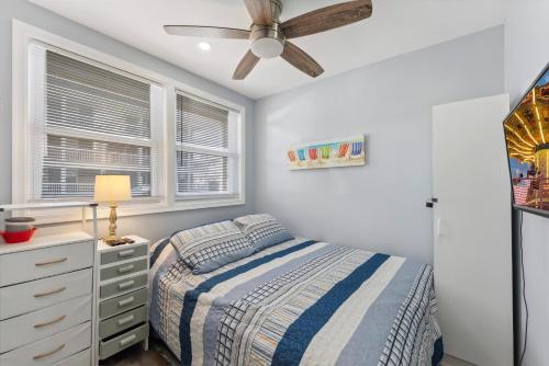 een slaapkamer met een bed en een plafondventilator bij 5600 Seaview Ave, Unit 4 in Wildwood Crest
