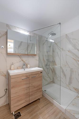 a bathroom with a shower and a sink at Wildlight House Pessada in Pesádha