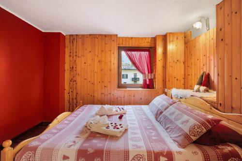 a bedroom with a bed and a window at La Petite Maisonnette in Introd