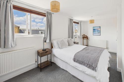 ein weißes Schlafzimmer mit einem Bett und einem Fenster in der Unterkunft Host & Stay - The Coastal Retreat in Saltburn in Saltburn-by-the-Sea