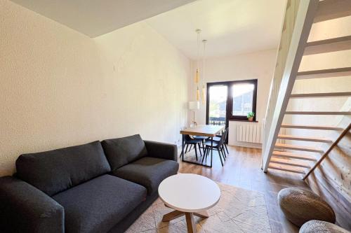 un salon avec un canapé et une table dans l'établissement Cozy apartment with view of Mont Blanc, à Chamonix-Mont-Blanc