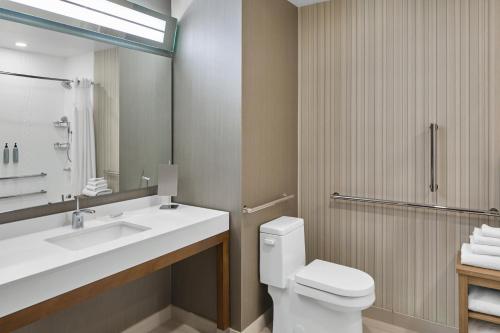 Koupelna v ubytování Courtyard by Marriott Albany Troy/Waterfront