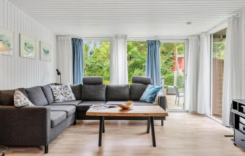 パーストゥイにあるStunning Home In Præstø With Kitchenのソファとテーブルのあるリビングルーム