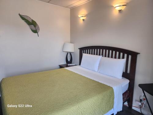 Postel nebo postele na pokoji v ubytování Nipigon Travelers Motel