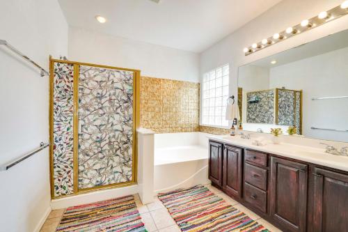 Bilik mandi di 8 Mi to Sports Complex Peoria Home with Hot Tub!