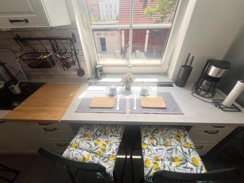a kitchen with a table and a window at 1-Raum Ferienwohnung in Erfurt