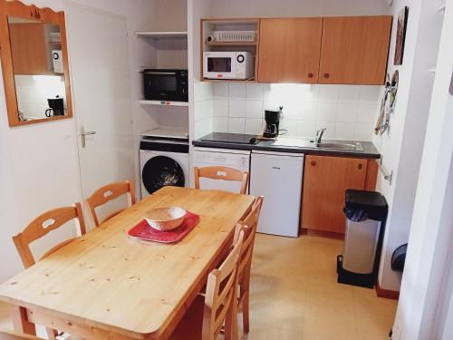 Kuchyň nebo kuchyňský kout v ubytování Balcons G 021 - PARC NAT VANOISE appart 6 pers