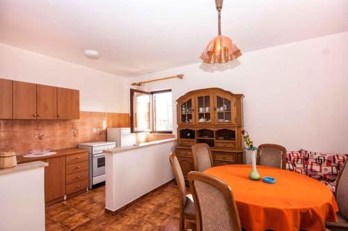 Kuchyňa alebo kuchynka v ubytovaní Holiday home in Rakalj - Istrien 8724