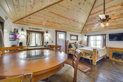 Televisyen dan/atau pusat hiburan di Cozy Studio with Community Docks in Stone Lake!