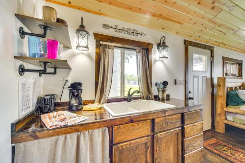 Η κουζίνα ή μικρή κουζίνα στο Cozy Studio with Community Docks in Stone Lake!