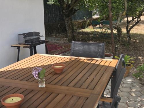 a wooden table with a vase of flowers on it at Refúgio de Fátima in Fátima