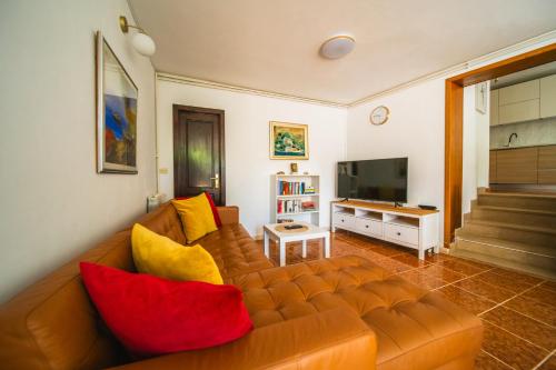 a living room with a couch and a television at Apartments Barbaresko in Lumbarda