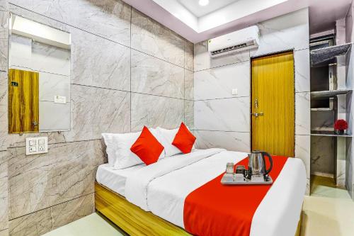 Una cama o camas en una habitación de Hotel O Shree Laxmi Kuber