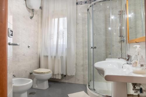 レポラーノにあるA casa di Pietro Cinqueのシャワー、トイレ、洗面台を備えたバスルーム