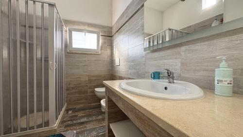 un baño con lavabo e inodoro en Villetta Capilungo by Salento Affitti, en Capilungo