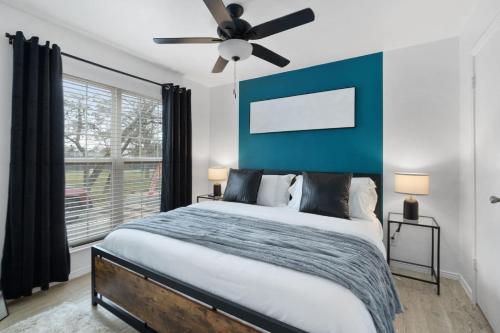 ein Schlafzimmer mit einem großen Bett mit einer blauen Wand in der Unterkunft Spacious 1 Br Apt Next 2 Dwntown in Austin