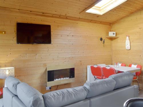 a living room with a couch and a fireplace at Baytree Lodge - Uk13322 in Melbourne