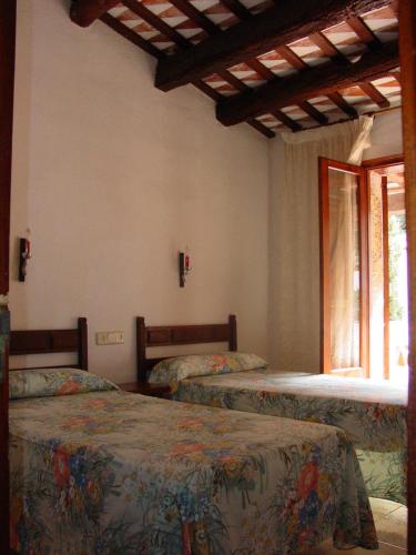 パルスにあるPequeña Casa en la Playa de Palsの窓付きの部屋 ベッド3台