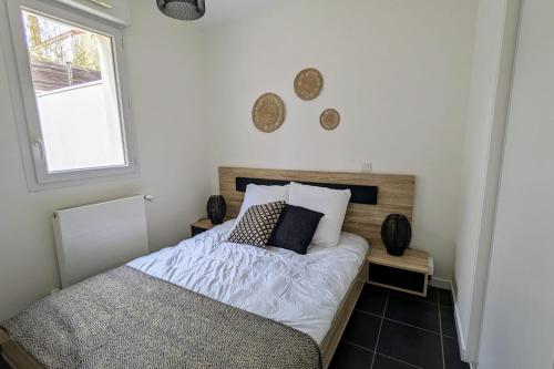 une chambre avec un lit et une fenêtre dans l'établissement T2 with terrace near Les Minimes, à La Rochelle