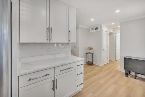 Η κουζίνα ή μικρή κουζίνα στο 588 Demere-7 Bedrooms