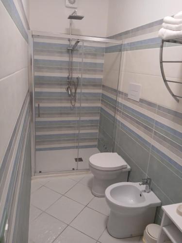 Ένα μπάνιο στο V&V Rooms