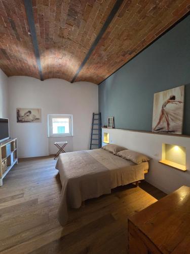 a bedroom with a large bed and a wooden ceiling at A casa di Sonia in Cerreto Guidi