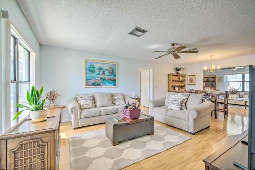 Ruang duduk di Marion Oaks Home Less Than 20 Mi to Equestrian Center
