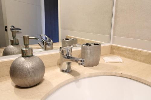 a bathroom counter with a sink and a mirror at Comodo Departamento Cercano al Centro y el Lago in Puerto Varas
