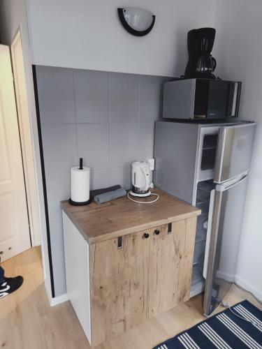 a small kitchen with a counter with a microwave at Pod orzechem in Osieki