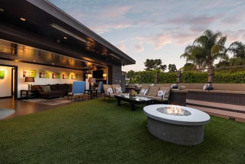 an outdoor patio with a fire pit in a house at New Listing Burbank Bungalow by Colby&Conrad in Los Angeles