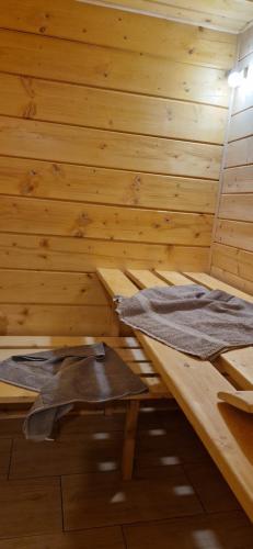 a room with a sauna with a wooden wall at Babiogórskie Domki in Lipnica Wielka