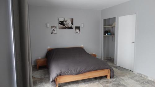 um quarto com uma cama num quarto em Moulin de reigner em Anché