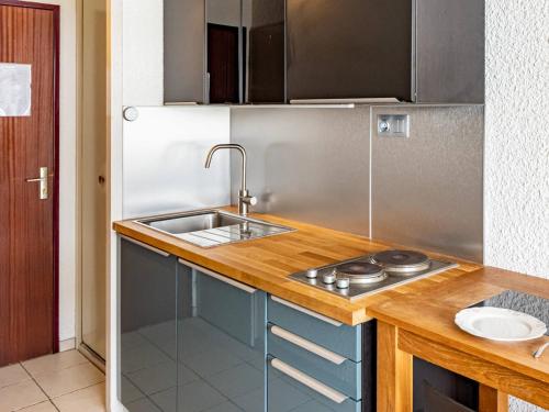 une cuisine avec un évier et un plan de travail dans l'établissement Charmant studio près des pistes, tout équipé, pour 2 personnes - FR-1-807-35, à Saint-François-Longchamp