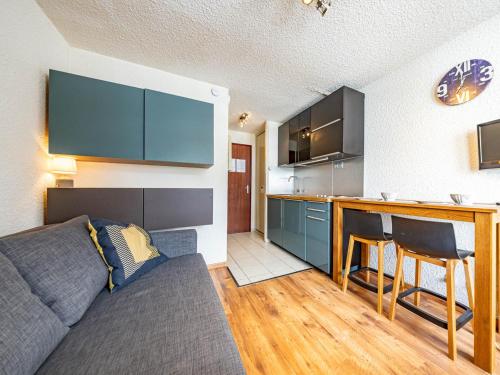un salon avec un canapé et une cuisine dans l'établissement Charmant studio près des pistes, tout équipé, pour 2 personnes - FR-1-807-35, à Saint-François-Longchamp