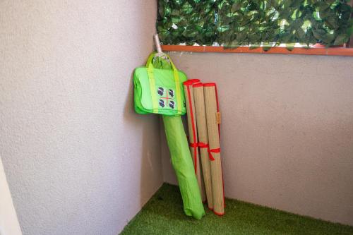 a group of cricket bats hanging on a wall at Casa Vacanze - Platamò in Platamona