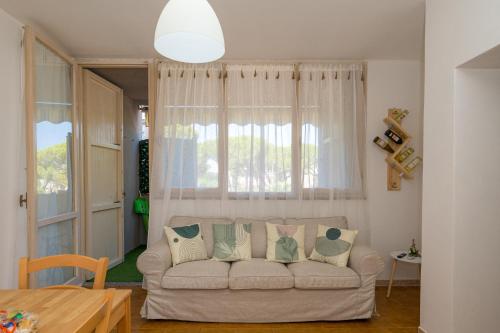 a living room with a couch and a window at Casa Vacanze - Platamò in Platamona