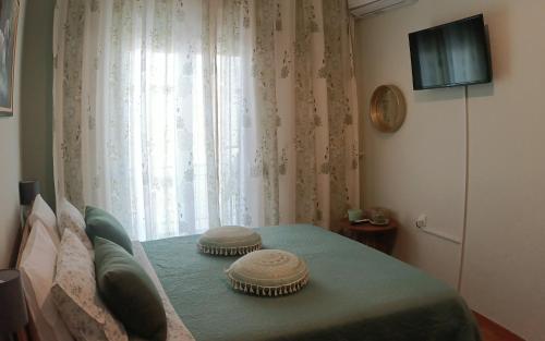 une chambre avec un lit avec deux oreillers dessus dans l'établissement Mama΄s home, à Kavala