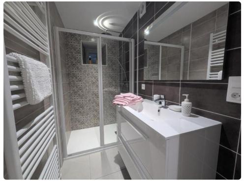 a bathroom with a white sink and a shower at O'bocolecha in Orges