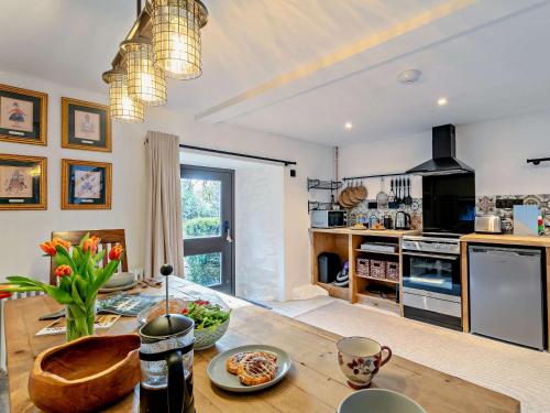 Dapur atau dapur kecil di 1 Bed in Tavistock 96009