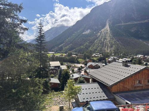 a small town with a mountain in the background at Appartement ensoleillé, 3 pièces, balcon sud, centre de Pralognan, proche commerces et téléphérique - FR-1-464-49 in Pralognan-la-Vanoise