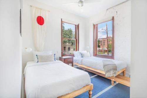 Postel nebo postele na pokoji v ubytování Annabelle 2D Downtown 2 BR 2BA near City Market