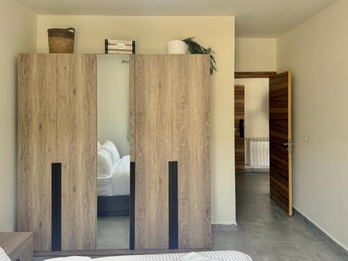 Astra Faqra 3BR w Pool and Balconyにあるベッド