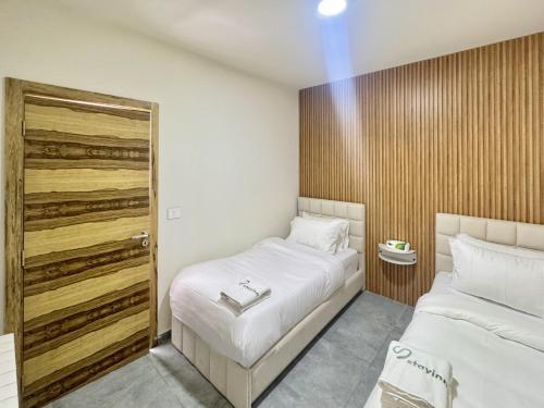 Astra Faqra 3BR w Pool and Balconyにあるベッド
