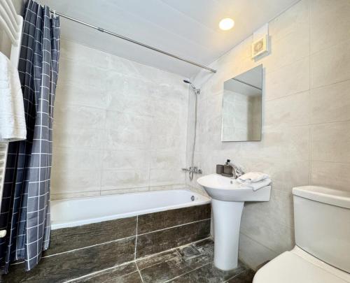 Astra Faqra 3BR w Pool and Balconyにあるバスルーム